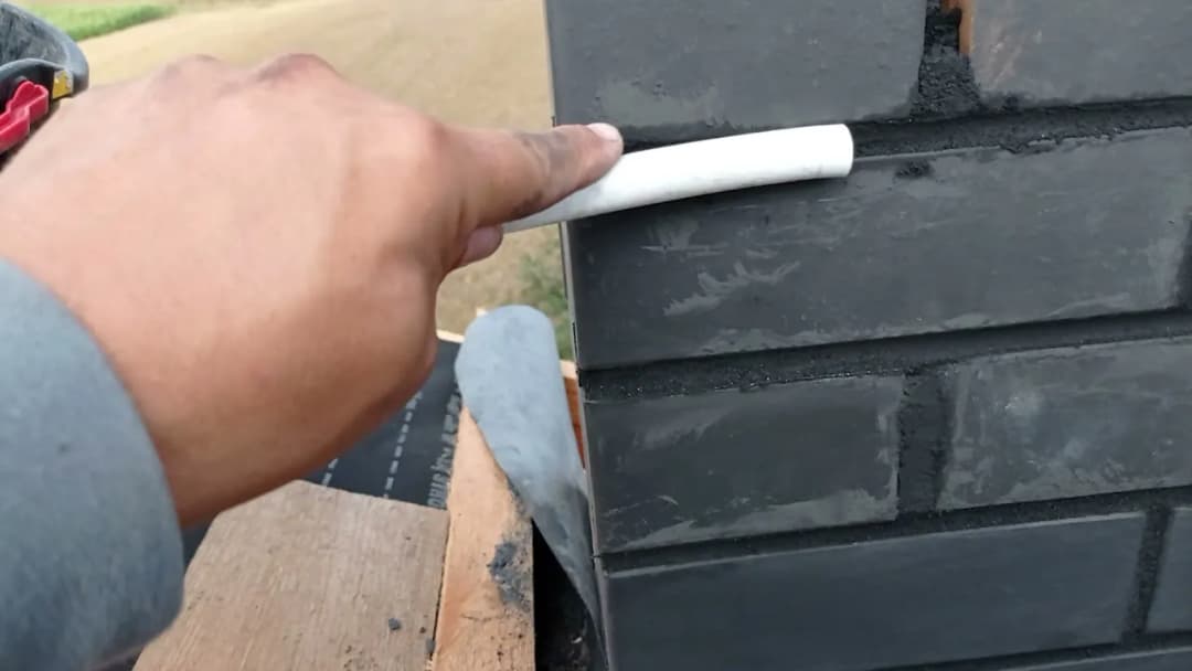 Czym wypełnić fugi w kominie? Najlepsze metody i materiały do trwałego uszczelnienia