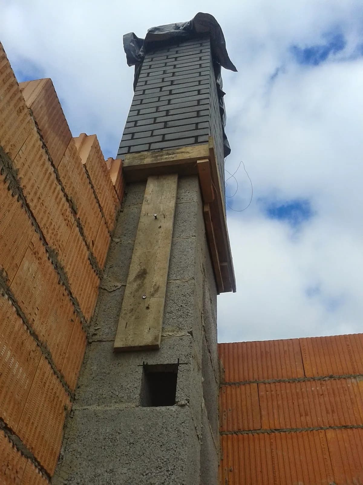 Komin klinkier czy tynk – co wybrać, by uniknąć błędów i oszczędzić pieniądze?