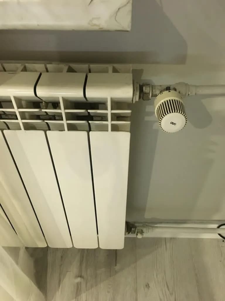 Jak skutecznie odpowietrzyć grzejniki w bloku na ostatnim piętrze i uniknąć zimna